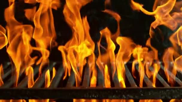 Mouvement Super Lent Des Flammes Avec Grille Gril Vide Filmé — Video