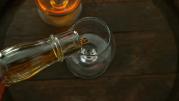 Super Zeitlupe Des Gießens Von Cognac Glas Mit Geschwindigkeitsbewegung Gefilmt — Stockvideo