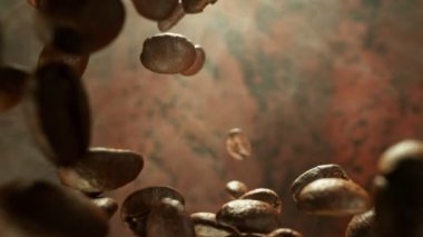 Kahverengi Arkaplan 'da, Süper Yavaş Düşen Kahve Fasulyesi Hareketi izole edildi. Macro Shot, Smoke on Background. Yüksek Hız Sinema Kamerası, 1000 fp..