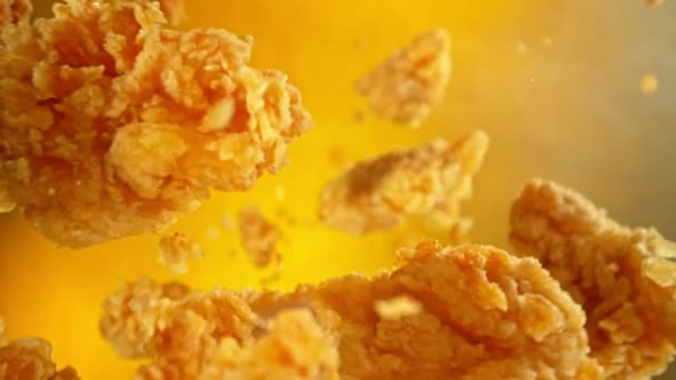 Super Slow Motion Flying Fried Chicken Piecers Sfondo Oro Telecamera — Video Stock