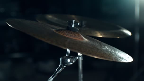 Movimento Super Lento Baterista Batendo Cymbal Filmado Câmera Cinema Alta Vídeo De Bancos De Imagens
