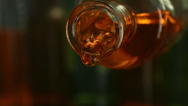 Super Zeitlupe Whisky Aus Der Flasche Gießen Gefilmt Mit Einer — Stockvideo