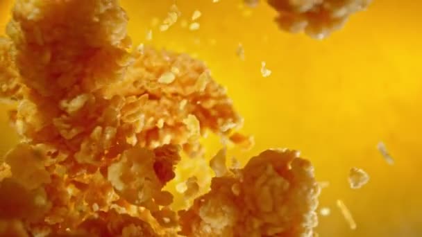 Super Slow Motion Flying Fried Chicken Piecers Golden Background Inglês Vídeos De Bancos De Imagens Sem Royalties