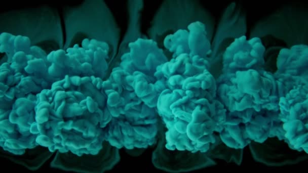 Super Lent Mouvement Mélange Peinture Bleue Dans Eau Isolé Sur — Video