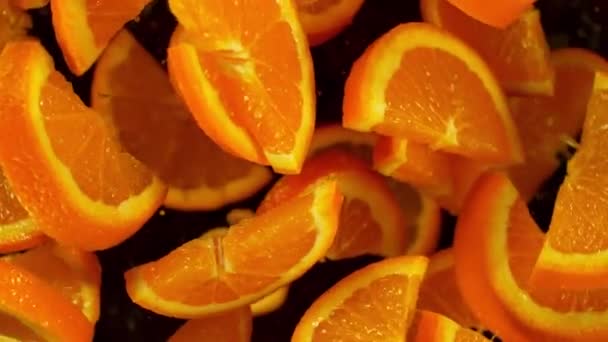 Super Cámara Lenta Rodajas Naranja Voladoras Con Agua Sobre Fondo — Vídeos de Stock