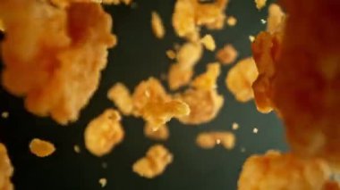 Kara Arkaplanda Uçan Kızarmış Tavuk Parçalarının Süper Yavaş Hareketi. Kamera Döndürür. Yüksek Hız Sineması Kamerası 'nda çekildi, 1000fps. Hız Rampası Efekti.