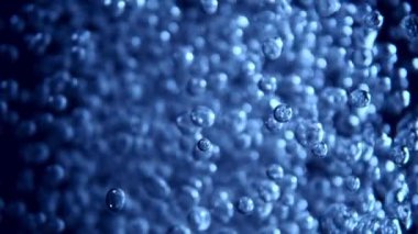 Köpüren Mavi Suyun Süper Yavaş Hareketi. Ekstrem Makro Vuruş, Soyut Doku. Yüksek Hız Sinema Kamerası, 1000 fp..