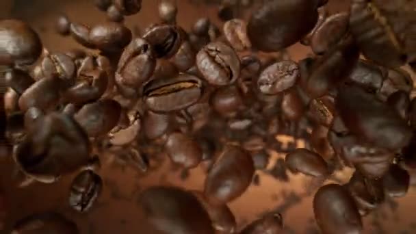 咖啡豆在黑色背景下脱落的超级慢动作 宏观射击 在高速电影摄影机上拍摄 1000 Fps 速度放大器效应 — 图库视频影像