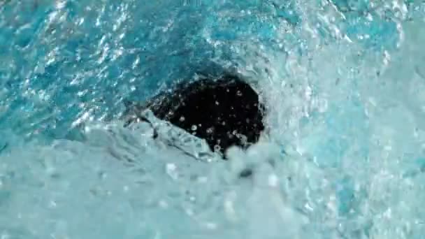 Super Slow Motion Splashing Water Wave Het Creëren Van Tunnel — Stockvideo