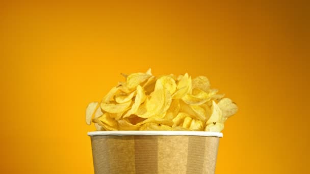 Super Slow Motion Flying Fried Brambory Chips Bucket Izolováno Barevném Royalty Free Stock Video