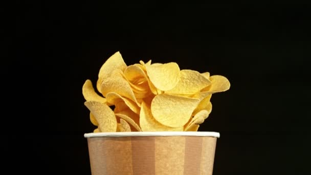Super Slow Motion Flying Fried Potatis Chips För Hinken Isolerad — Stockvideo