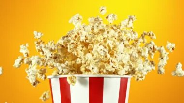 Patlayan patlamış mısırın Süper Yavaş Hareketi. Altın arka planda izole edilmiş. Uçan Gıdanın Stüdyo Çekimi. Yüksek Hız Sineması Kamerası 'nda çekildi, 1000fps. Hız Rampası Efekti.