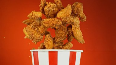 Uçan Kızarmış Tavuk Parçaları Renkli Arka plan, Seçici Odaklanma 'da izole edildi. Uçan Gıda kavramı.