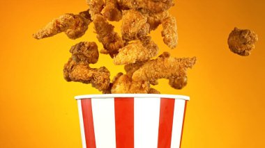 Uçan Kızarmış Tavuk Parçaları Renkli Arka plan, Seçici Odaklanma 'da izole edildi. Uçan Gıda kavramı.