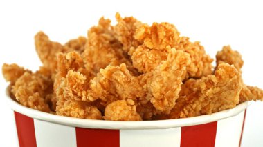 Kağıt kovada kızarmış tavuk parçaları, beyaz arka planda izole edilmiş. Hurda Gıda Konsepti.