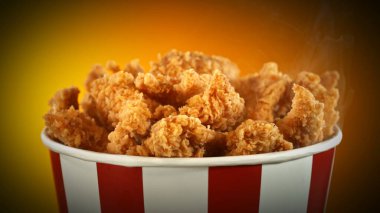 Kağıt kovada kızarmış tavuk parçaları, renkli arka planda izole edilmiş. Hurda Gıda Konsepti.