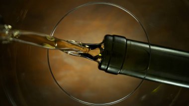 Bardağa beyaz şarap dolduruyorum, Macro shot. Aynanın İçinden Eşsiz Kompozisyon Çekimi.