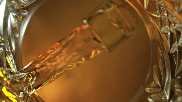 Whiskey Ins Glas Gießen Makroschuss Einmalige Komposition Aus Dem Inneren — Stockfoto
