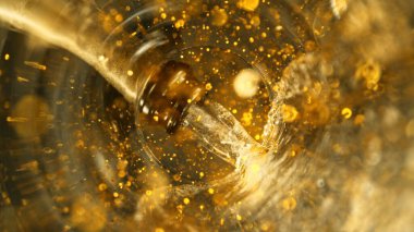 Şampanya Şarabı kadehe dökülüyor. Bardağın Altından Eşsiz Bakış Görünümü.
