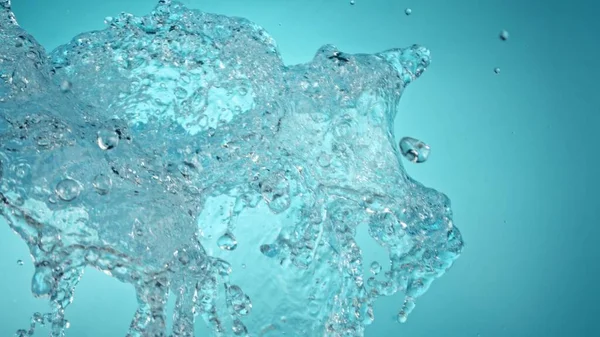 Congelar Movimiento Agua Salpicadura Primer Plano Aislado Sobre Fondo Azul —  Fotos de Stock