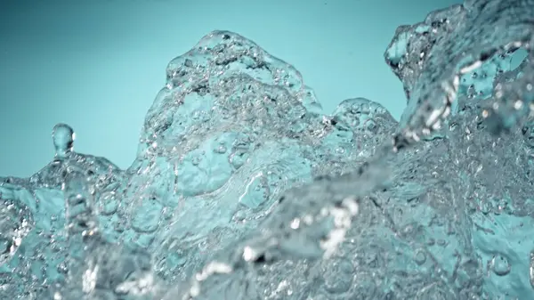 Congelar Movimiento Agua Salpicadura Primer Plano Aislado Sobre Fondo Azul —  Fotos de Stock