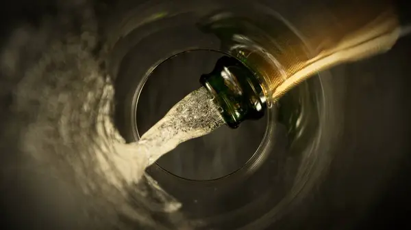 Víno Šampaňského Nalévá Skla Unikátní Pohled Zdola Sklo — Stock fotografie