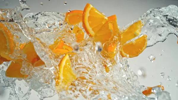 Πάγωμα Κίνηση Flying Slices Oranges Πιτσιλίσματα Νερού Απομονωμένο Γκρι Φόντο Εικόνα Αρχείου