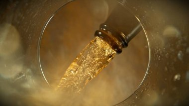 Bardağa dökülen Macro shot. Bir Bardağın Altından Eşsiz Bakış Açısı. Hareketi Dondur.