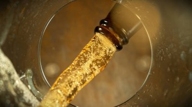 Bardağa dökülen Macro shot. Bir Bardağın Altından Eşsiz Bakış Açısı. Hareketi Dondur.