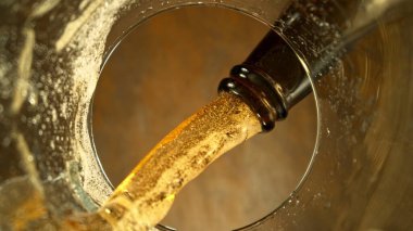 Bardağa dökülen Macro shot. Bir Bardağın Altından Eşsiz Bakış Açısı. Hareketi Dondur.