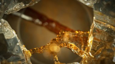 Makro Cola Shot bardağa dökülüyor. Bir Bardağın Altından Eşsiz Bakış Açısı. Hareketi Dondur.