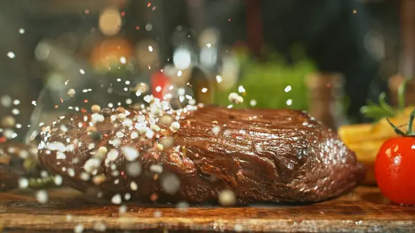 Hovězí Steak Obilnou Solí Lahodné Maso Zeleninou Hranolky Pozadí — Stock fotografie