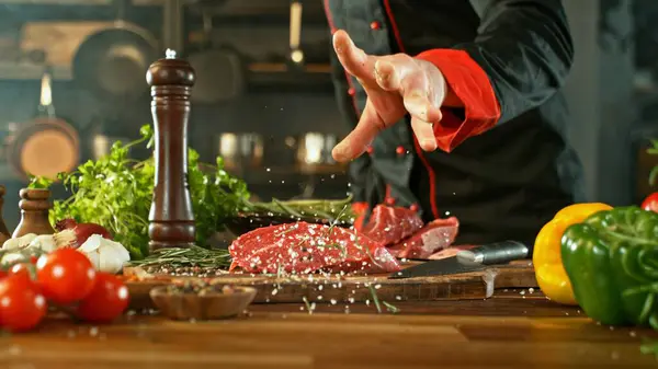 Chef Lanzando Sal Carne Cruda Filete Tablero Corte Madera Preparación —  Fotos de Stock