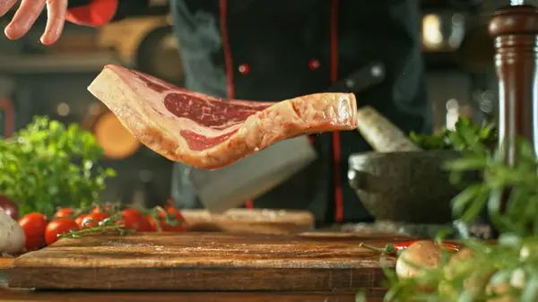 Chef Wirft Rohes Rindersteak Auf Holzschneidebrett Zubereitung Von Fleisch Zutaten lizenzfreie Stockbilder