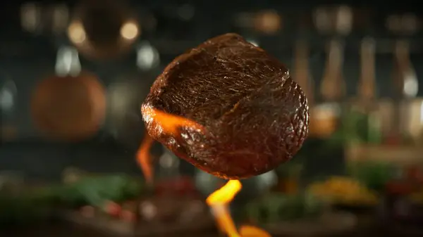 Sabroso Filete Carne Volando Aire Cocina Con Utensilios Sobre Fondo —  Fotos de Stock