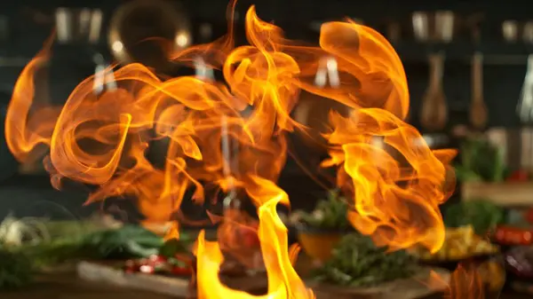 空烤架与火 背景上有餐具的厨房 食物配制的概念 — 图库照片