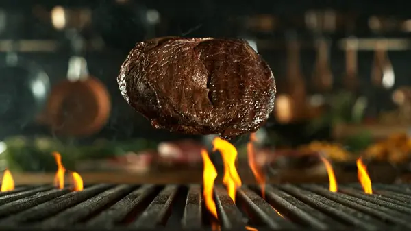Savoureux Steak Boeuf Volant Dans Les Airs Cuisine Avec Ustensiles — Photo