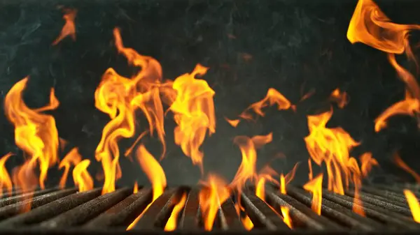 空烤架与火 被灰色背景隔离 食物配制的概念 图库图片