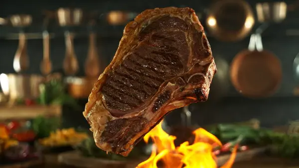 Chutný Hovězí Steak Letí Vzduchu Kuchyň Nádobím Pozadí Koncept Létání Royalty Free Stock Fotografie