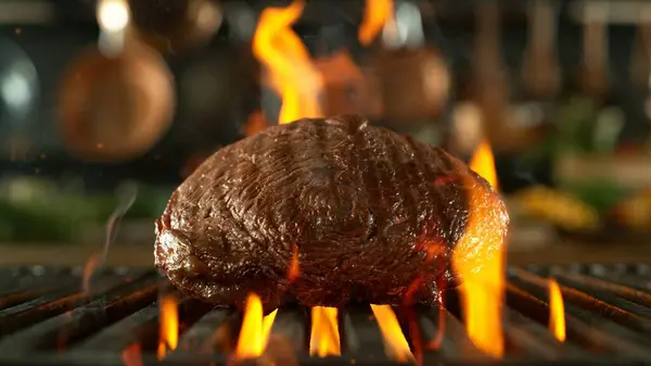 그리드에 맛있는 쇠고기 스테이크 배경에 도구가있는 준비의 스톡 사진