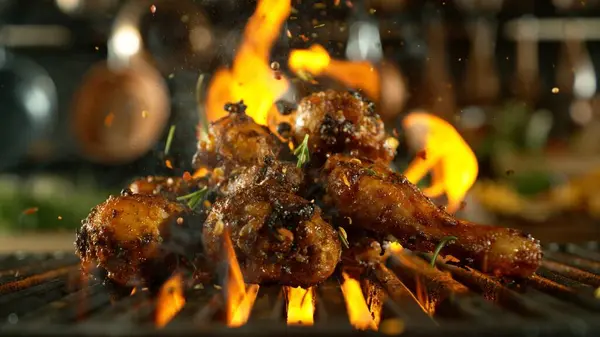 Izgaraya Yerleştirilmiş Lezzetli Tavuk Bacağı Arka Planda Aletleri Olan Mutfak Telifsiz Stok Imajlar