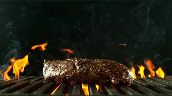 Chutný Hovězí Steak Umístěný Grilovací Mřížce Izolované Černém Pozadí Koncepce Stock Obrázky