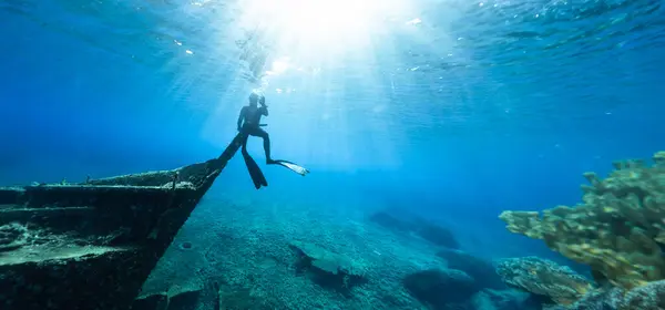 Freediver Sitting Shipwreck Shallow Sea Sea Grass Young Man Diver — Stock Photo, Image
