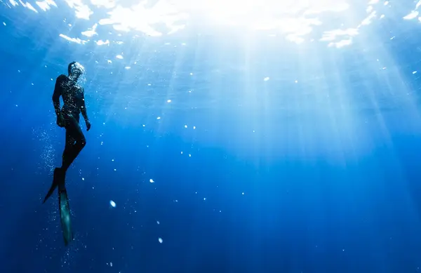 Freitaucher Schwimmen Der Tiefsee Mit Sonnenstrahlen Junger Mann Beschwert Sich Stockfoto