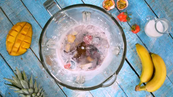 Overhead Shot Pedaços Frutas Com Leite Liquidificador Preparação Bebida Batido — Fotografia de Stock