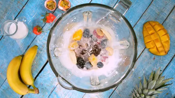 Overhead Shot Pedaços Frutas Com Leite Liquidificador Preparação Bebida Batido — Fotografia de Stock
