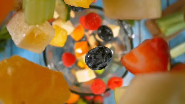 Gyümölcs Zöldségdarabok Beleesése Turmixgépbe Smoothie Drink Elkészítése Felső Nézet Összetétel Stock Fotó