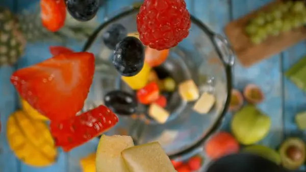 Piezas Fruta Cayendo Licuadora Preparación Smoothie Drink Top Ver Composición Fotos de stock