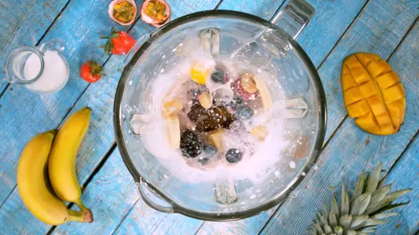 Overhead Shot Pieces Fruits Med Melk Blender Fremstilling Smoothie Drikk stockbilde
