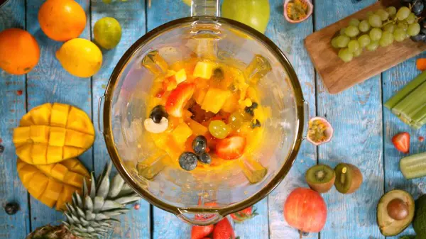 Überkopfschuss Von Obst Und Gemüsestücken Mixer Zubereitung Von Smoothie Drink Stockbild